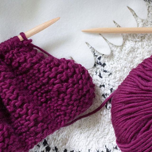 Pssst... ich stricke übrigens immer noch an meinem #martinacardigan von #weareknitters 😅⠀
⠀
#stricken #strickenistmeinyoga #knitting #knittersgonnaknit #knittersofinstagram